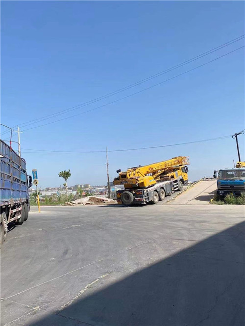 阿勒泰市25吨吊车的租赁价格大概是多少？