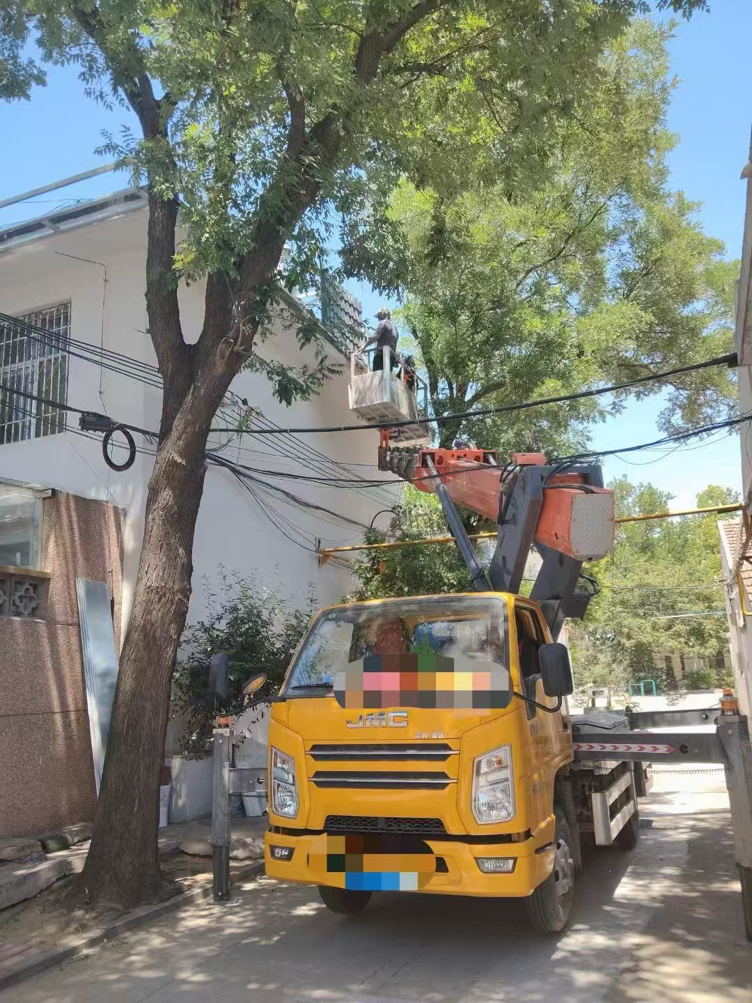 阿勒泰市高空作业车能吊装重物吗？最大承载多少公斤？