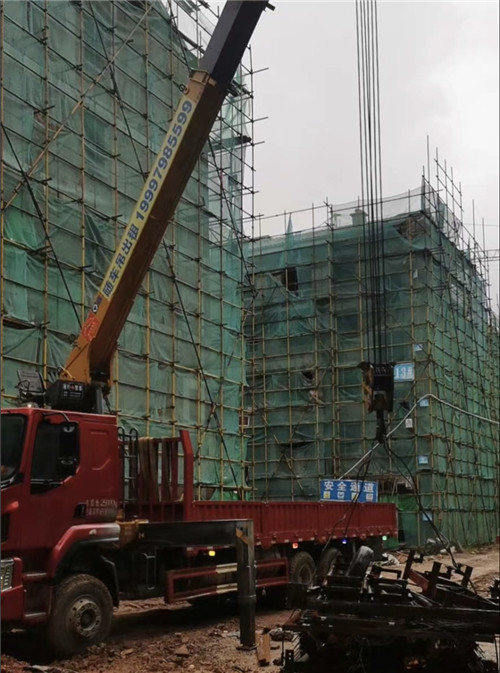 阿勒泰市“慢工细活”—— 吊车的 “微动控制” 技术