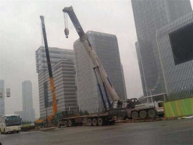 阿勒泰市“自动找平”—— 吊车的 “平地神器” 技术